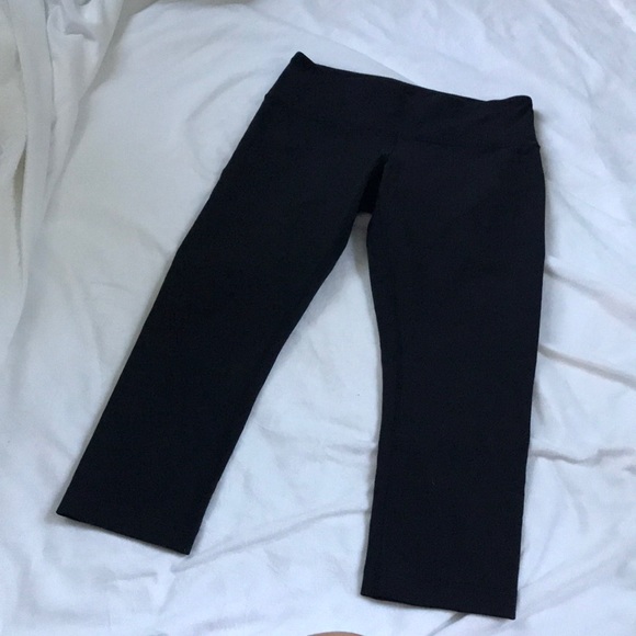 LULULEMON WUNDER UNDER CROP SIZE 6 - Picture 4 of 5